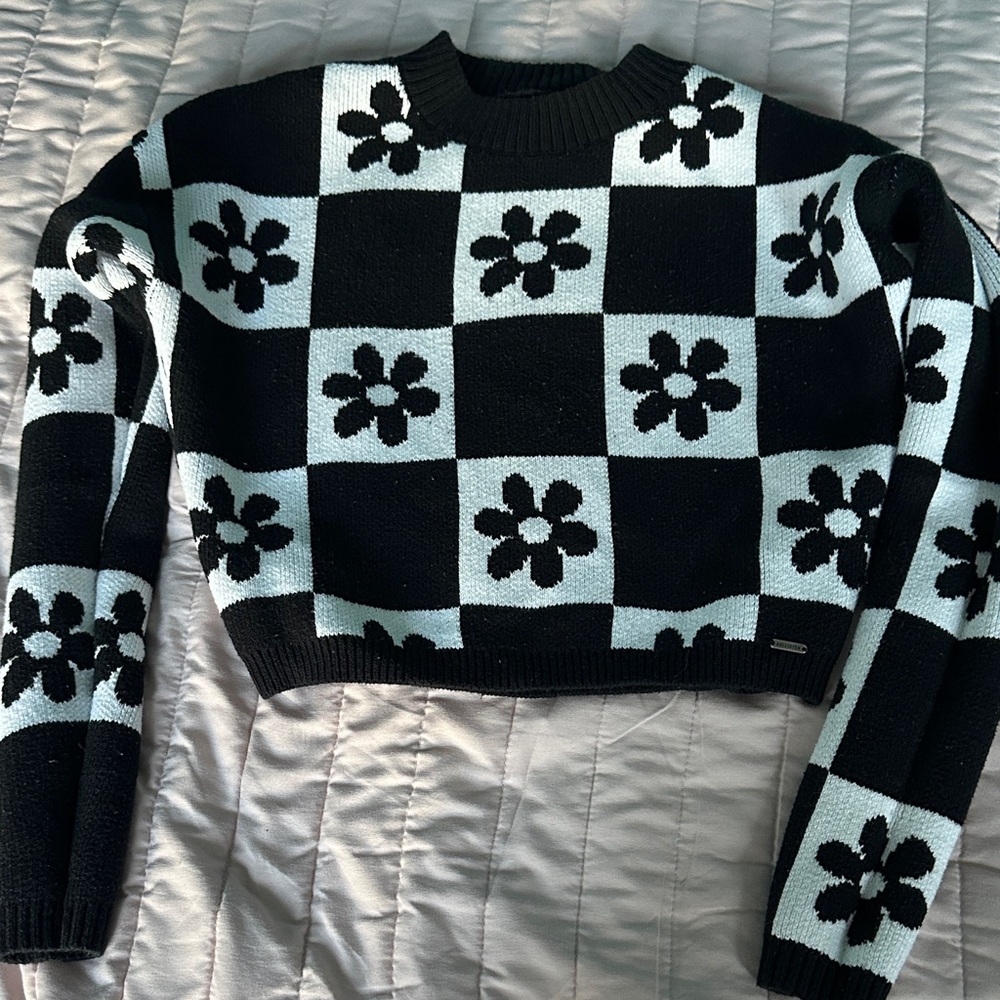 Hollister Black and White Floral Pattern Sweater